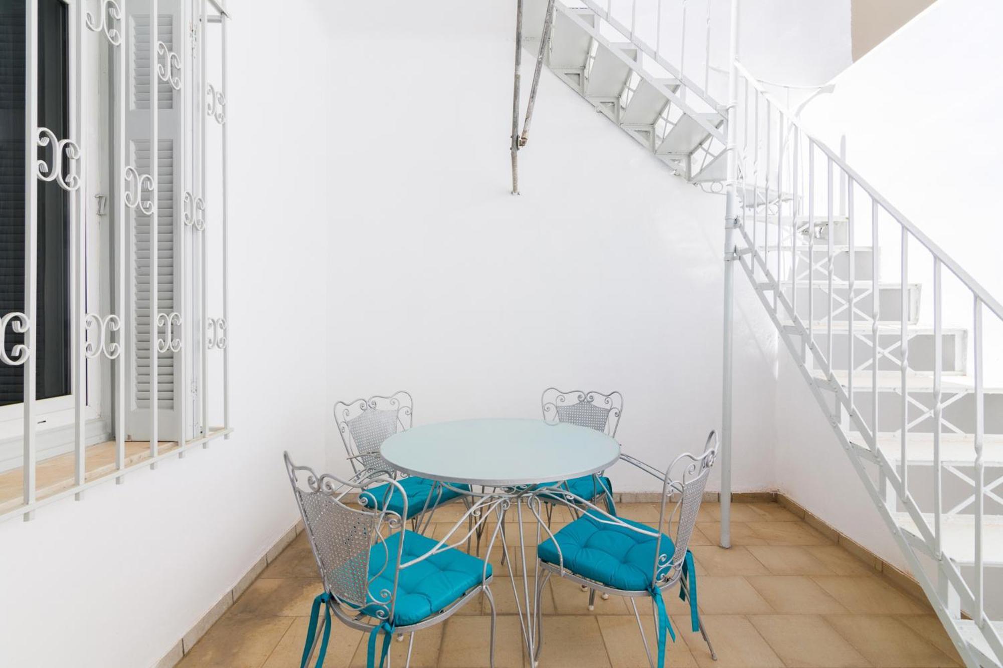 Amazing 2 Bedroom House Apartment *