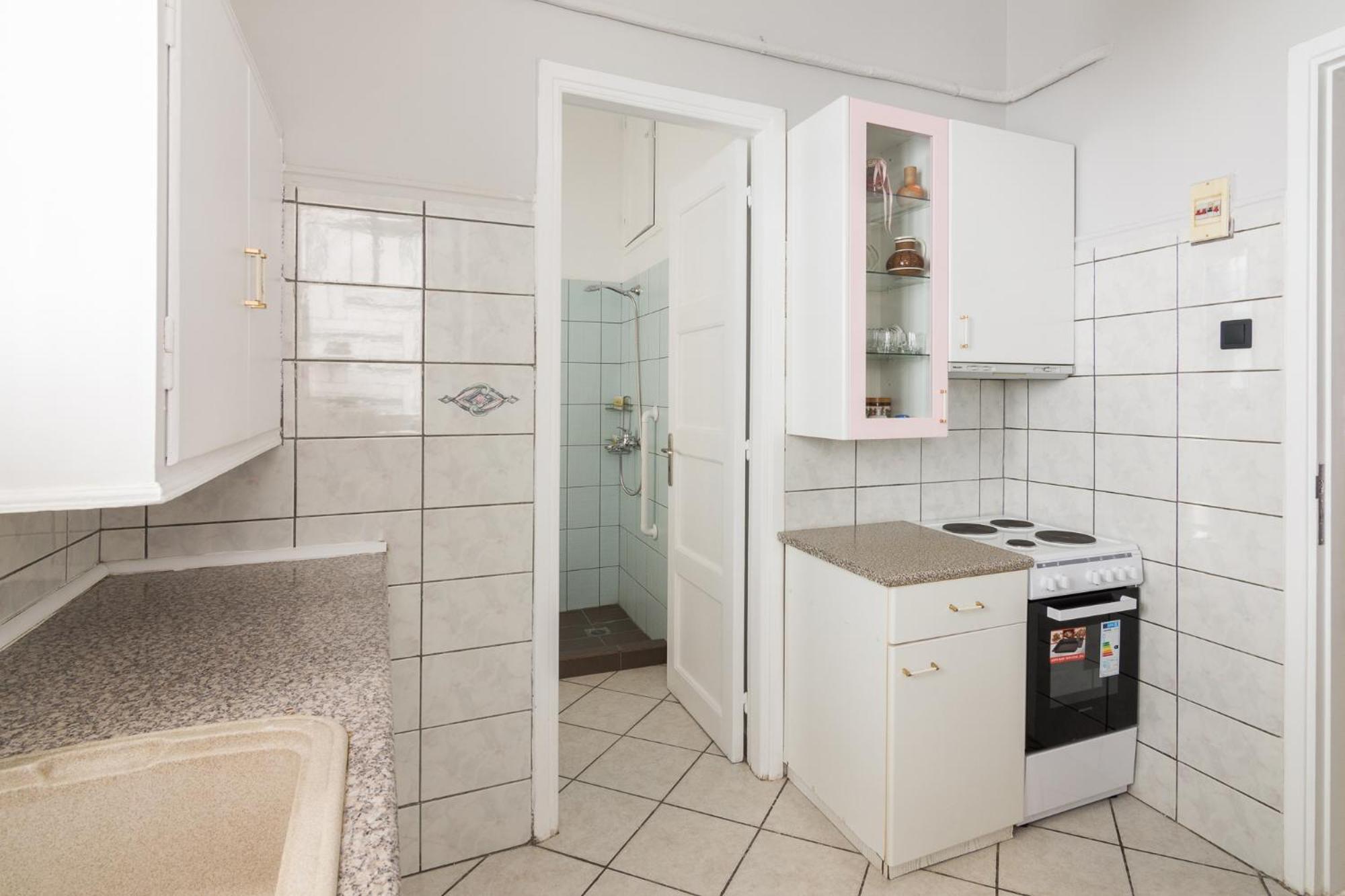 Amazing 2 Bedroom House Apartment *