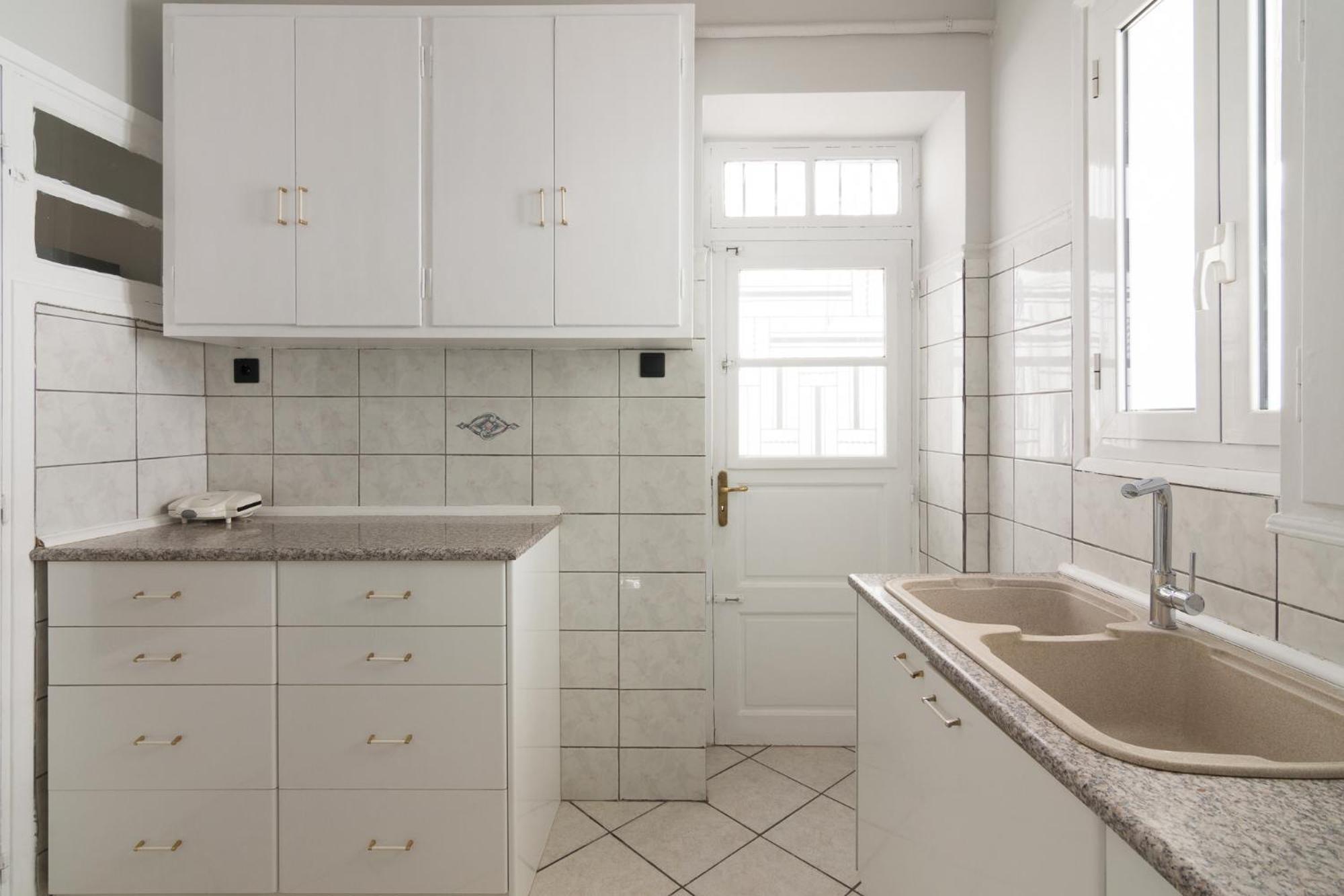 Amazing 2 Bedroom House Apartment *